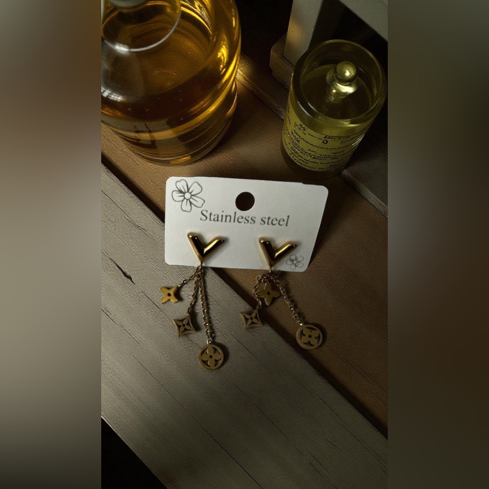 Beautiful gold tone earrings very dainty..